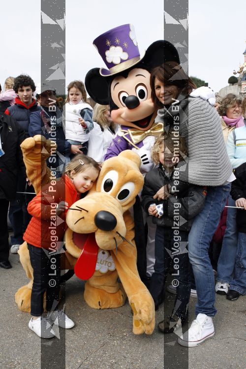Parijs 31 maart 2007
Leontine Borsato met Luca Senna en Jada bij het 15 jarig bestaan van disneyland parijs.