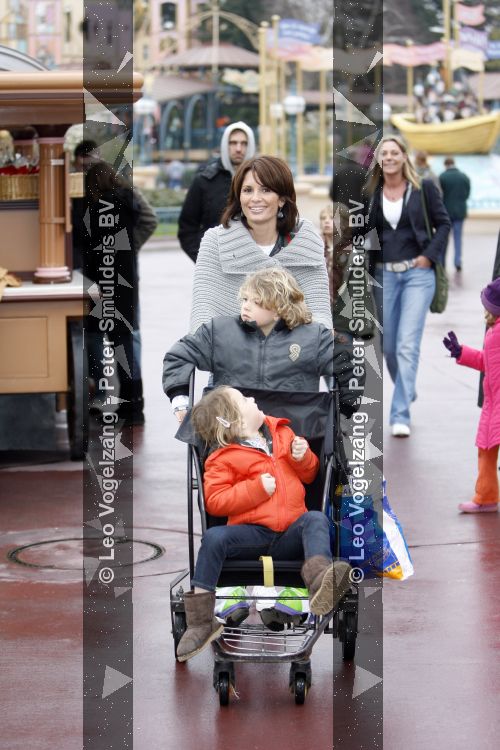 Parijs 31 maart 2007
Leontine Borsato met Luca Senna en Jada bij het 15 jarig bestaan van disneyland parijs.