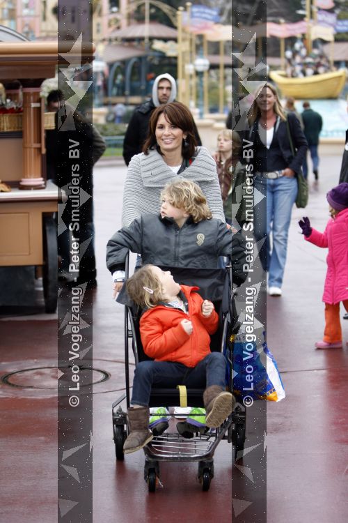 Parijs 31 maart 2007
Leontine Borsato met Luca Senna en Jada bij het 15 jarig bestaan van disneyland parijs.