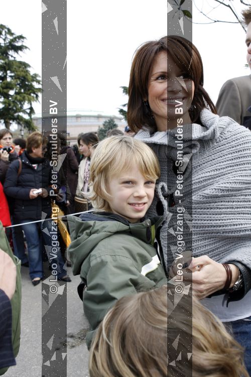 Parijs 31 maart 2007
Leontine Borsato met Luca Senna en Jada bij het 15 jarig bestaan van disneyland parijs.