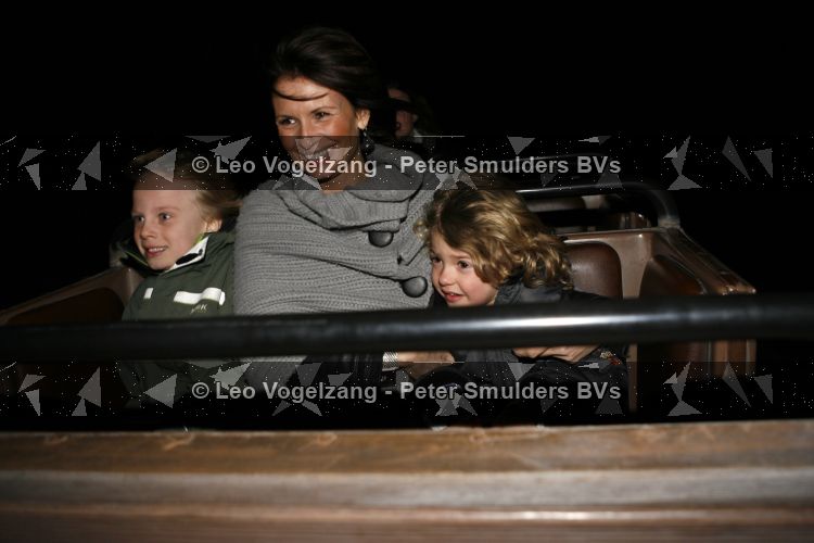 Parijs 31 maart 2007
Leontine Borsato met Luca Senna en Jada bij het 15 jarig bestaan van disneyland parijs.