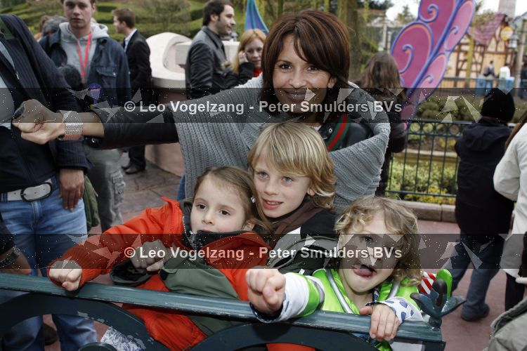 Parijs 31 maart 2007
Leontine Borsato met Luca Senna en Jada bij het 15 jarig bestaan van disneyland parijs.