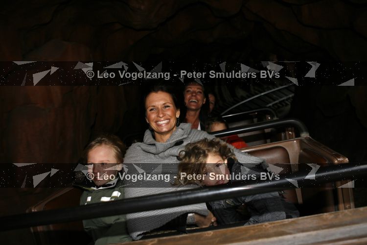 Parijs 31 maart 2007
Leontine Borsato met Luca Senna en Jada bij het 15 jarig bestaan van disneyland parijs.