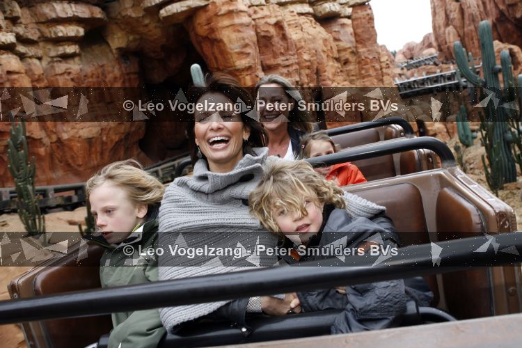 Parijs 31 maart 2007
Leontine Borsato met Luca Senna en Jada bij het 15 jarig bestaan van disneyland parijs.