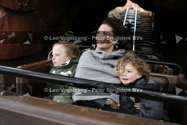 Parijs 31 maart 2007
Leontine Borsato met Luca Senna en Jada bij het 15 jarig bestaan van disneyland parijs.
