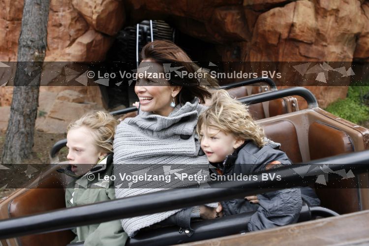 Parijs 31 maart 2007
Leontine Borsato met Luca Senna en Jada bij het 15 jarig bestaan van disneyland parijs.