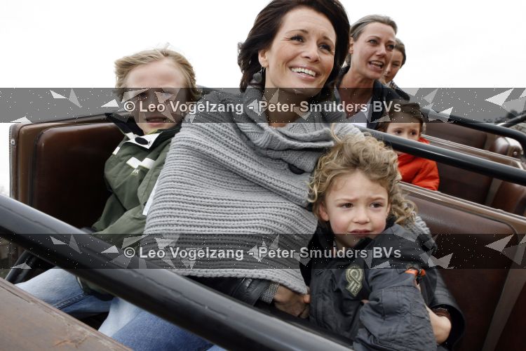 Parijs 31 maart 2007
Leontine Borsato met Luca Senna en Jada bij het 15 jarig bestaan van disneyland parijs.