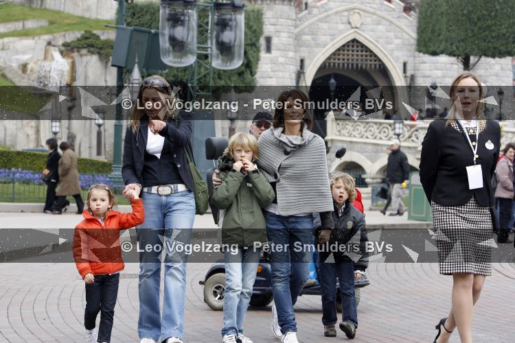 Parijs 31 maart 2007
Leontine Borsato met Luca Senna en Jada bij het 15 jarig bestaan van disneyland parijs.