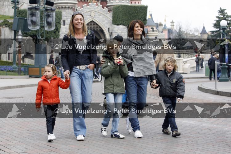 Parijs 31 maart 2007
Leontine Borsato met Luca Senna en Jada bij het 15 jarig bestaan van disneyland parijs.