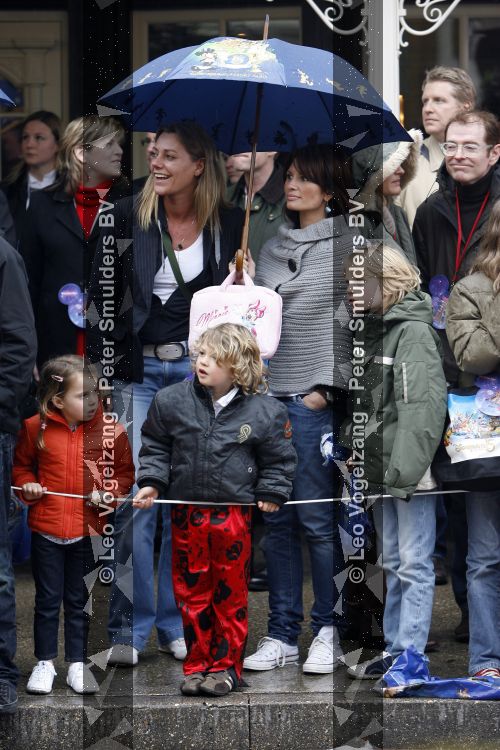 Parijs 31 maart 2007
Leontine Borsato met Luca Senna en Jada bij het 15 jarig bestaan van disneyland parijs.