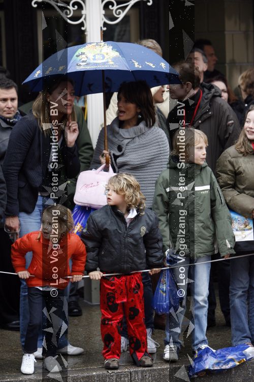 Parijs 31 maart 2007
Leontine Borsato met Luca Senna en Jada bij het 15 jarig bestaan van disneyland parijs.