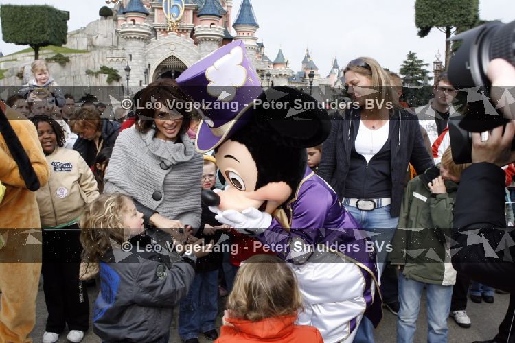 Parijs 31 maart 2007
Leontine Borsato met Luca Senna en Jada bij het 15 jarig bestaan van disneyland parijs.