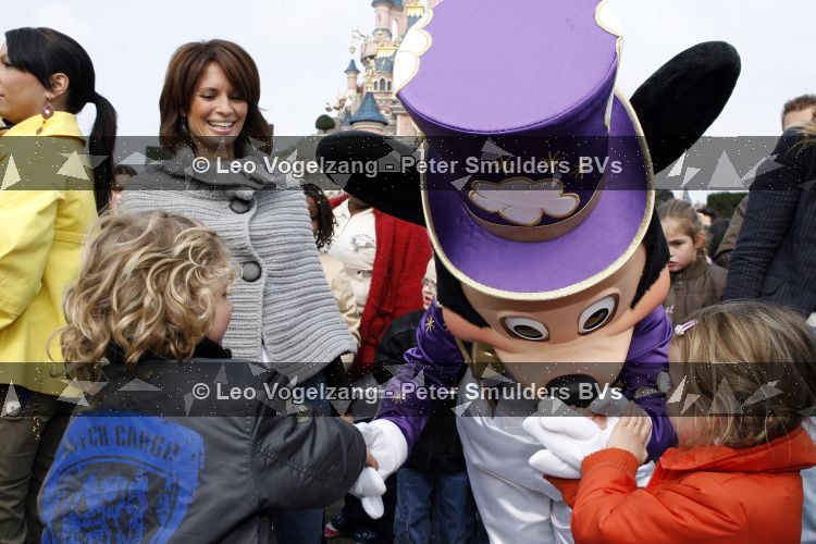 Parijs 31 maart 2007
Leontine Borsato met Luca Senna en Jada bij het 15 jarig bestaan van disneyland parijs.