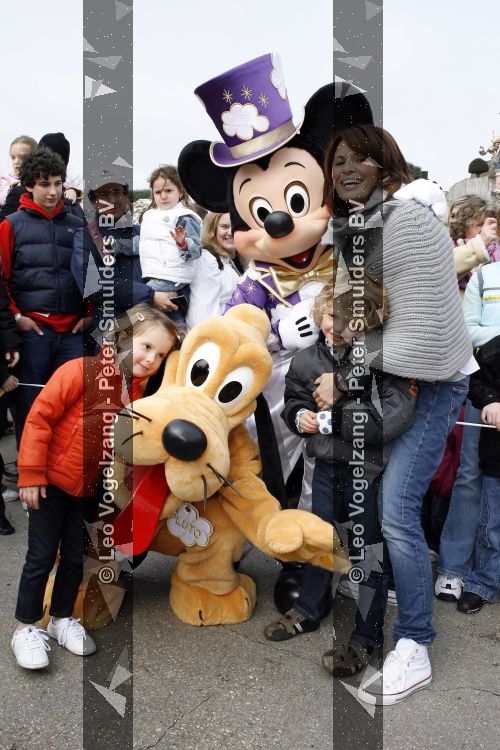 Parijs 31 maart 2007
Leontine Borsato met Luca Senna en Jada bij het 15 jarig bestaan van disneyland parijs.