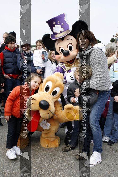 Parijs 31 maart 2007
Leontine Borsato met Luca Senna en Jada bij het 15 jarig bestaan van disneyland parijs.