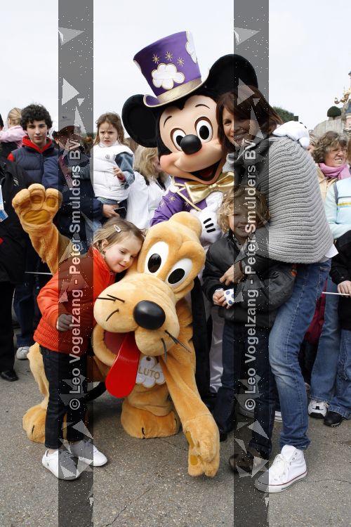 Parijs 31 maart 2007
Leontine Borsato met Luca Senna en Jada bij het 15 jarig bestaan van disneyland parijs.