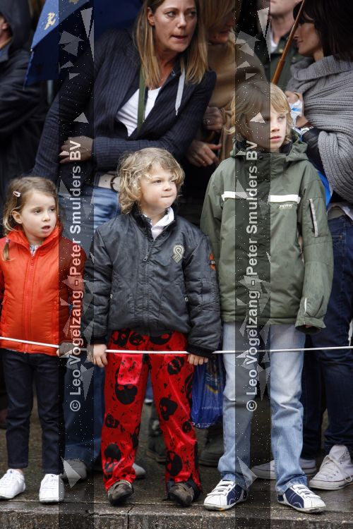 Parijs 31 maart 2007
Leontine Borsato met Luca Senna en Jada bij het 15 jarig bestaan van disneyland parijs.