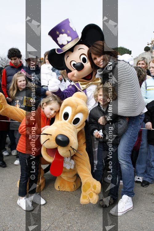 Parijs 31 maart 2007
Leontine Borsato met Luca Senna en Jada bij het 15 jarig bestaan van disneyland parijs