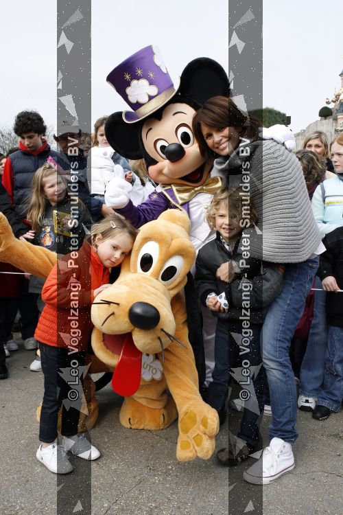 Parijs 31 maart 2007
Leontine Borsato met Luca Senna en Jada bij het 15 jarig bestaan van disneyland parijs.