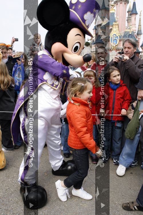 Parijs 31 maart 2007
Leontine Borsato met Luca Senna en Jada bij het 15 jarig bestaan van disneyland parijs