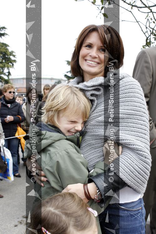 Parijs 31 maart 2007
Leontine Borsato met Luca Senna en Jada bij het 15 jarig bestaan van disneyland parijs.