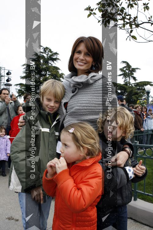 Parijs 31 maart 2007
Leontine Borsato met Luca Senna en Jada bij het 15 jarig bestaan van disneyland parijs.