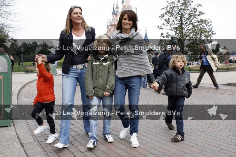 Parijs 31 maart 2007
Leontine Borsato met Luca Senna en Jada bij het 15 jarig bestaan van disneyland parijs.