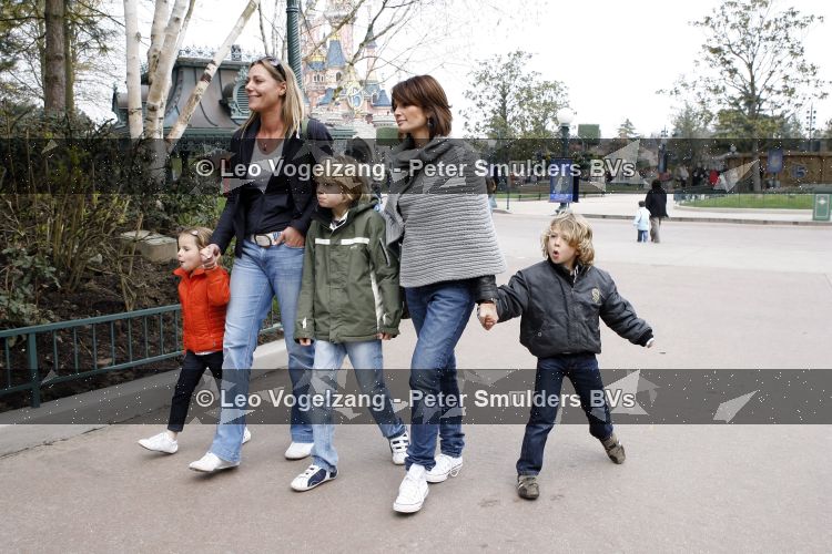 Parijs 31 maart 2007
Leontine Borsato met Luca Senna en Jada bij het 15 jarig bestaan van disneyland parijs.