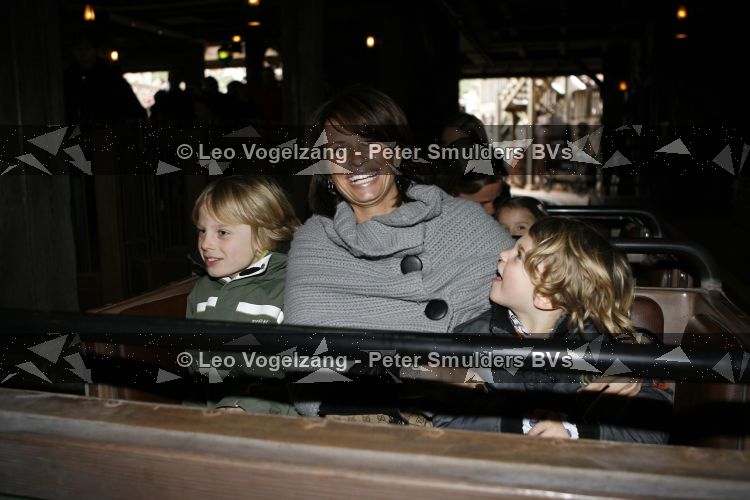 Parijs 31 maart 2007
Leontine Borsato met Luca Senna en Jada bij het 15 jarig bestaan van disneyland parijs.