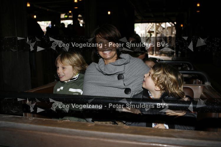 Parijs 31 maart 2007
Leontine Borsato met Luca Senna en Jada bij het 15 jarig bestaan van disneyland parijs.