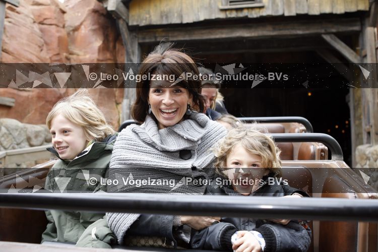 Parijs 31 maart 2007
Leontine Borsato met Luca Senna en Jada bij het 15 jarig bestaan van disneyland parijs.