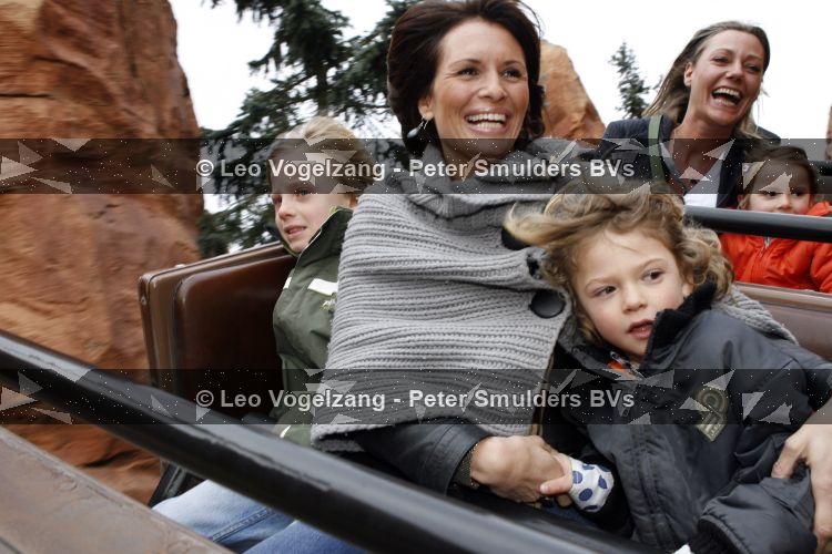 Parijs 31 maart 2007
Leontine Borsato met Luca Senna en Jada bij het 15 jarig bestaan van disneyland parijs.