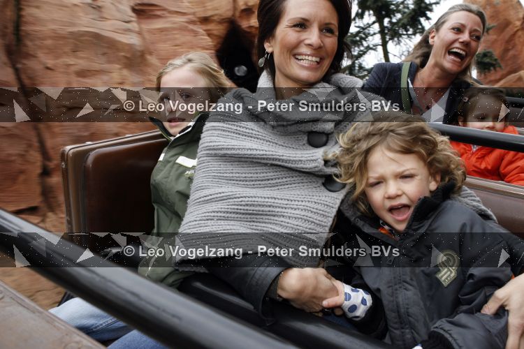 Parijs 31 maart 2007
Leontine Borsato met Luca Senna en Jada bij het 15 jarig bestaan van disneyland parijs.