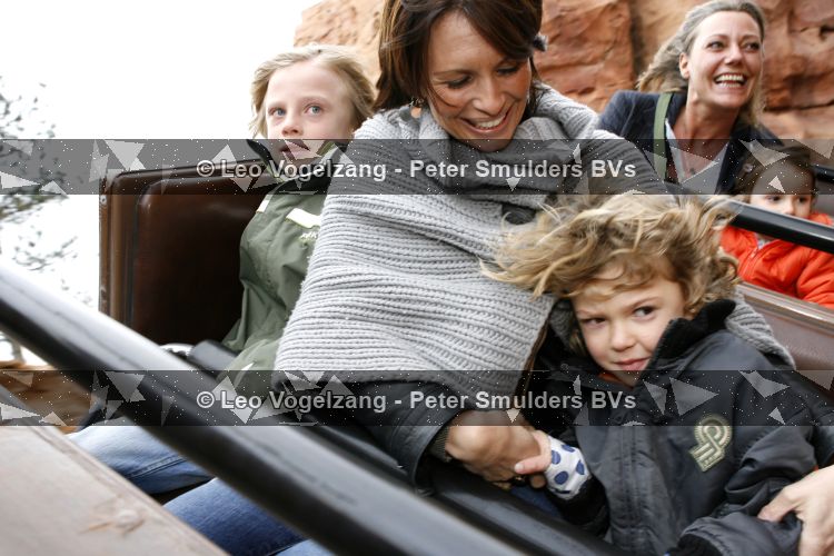 Parijs 31 maart 2007
Leontine Borsato met Luca Senna en Jada bij het 15 jarig bestaan van disneyland parijs.