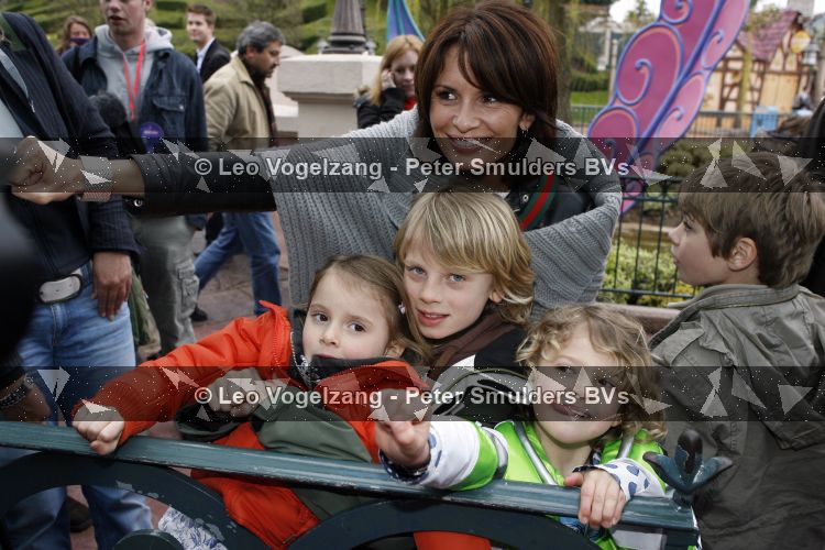 Parijs 31 maart 2007
Leontine Borsato met Luca Senna en Jada bij het 15 jarig bestaan van disneyland parijs.