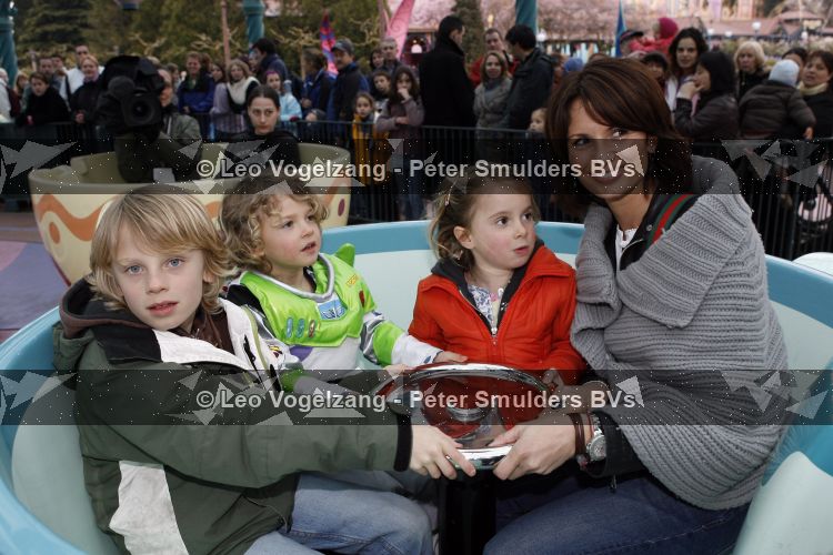 Parijs 31 maart 2007
Leontine Borsato met Luca Senna en Jada bij het 15 jarig bestaan van disneyland parijs.