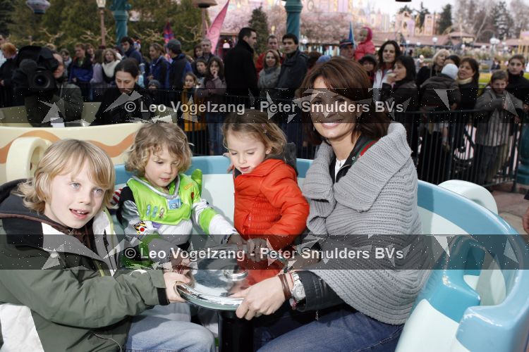 Parijs 31 maart 2007
Leontine Borsato met Luca Senna en Jada bij het 15 jarig bestaan van disneyland parijs.