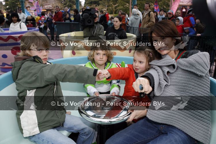Parijs 31 maart 2007
Leontine Borsato met Luca Senna en Jada bij het 15 jarig bestaan van disneyland parijs.