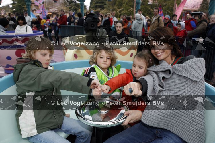Parijs 31 maart 2007
Leontine Borsato met Luca Senna en Jada bij het 15 jarig bestaan van disneyland parijs.