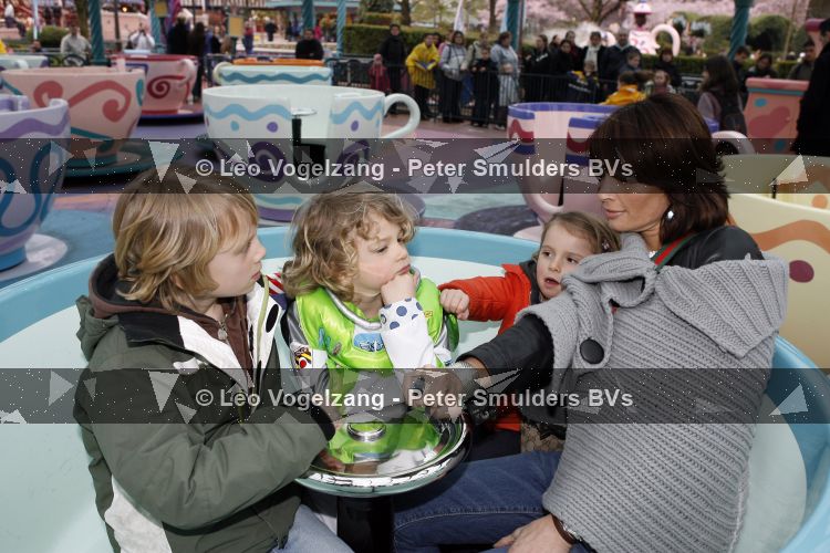 Parijs 31 maart 2007
Leontine Borsato met Luca Senna en Jada bij het 15 jarig bestaan van disneyland parijs.
Peter Smulders bv