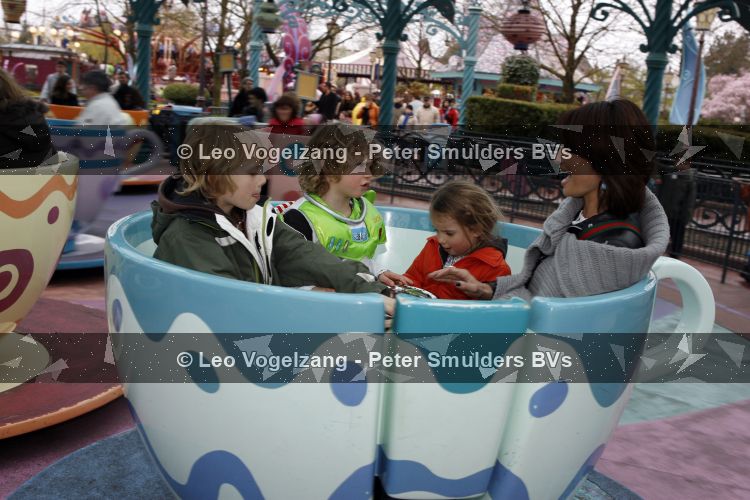 Parijs 31 maart 2007
Leontine Borsato met Luca Senna en Jada bij het 15 jarig bestaan van disneyland parijs.