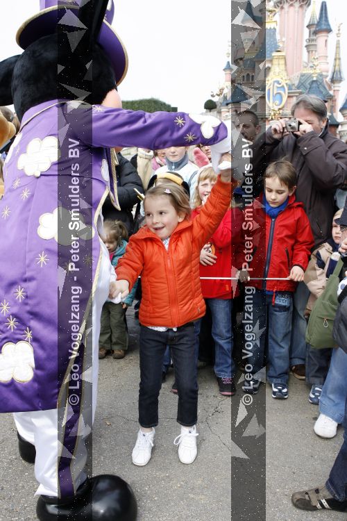 Parijs 31 maart 2007
Leontine Borsato met Luca Senna en Jada bij het 15 jarig bestaan van disneyland parijs