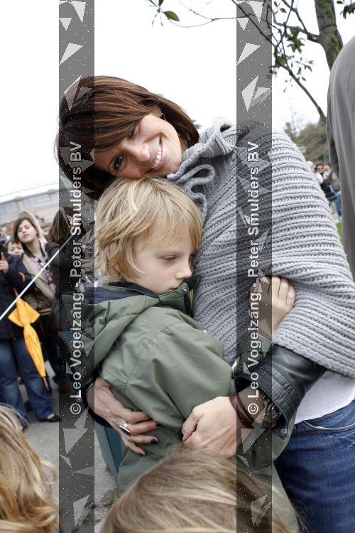Parijs 31 maart 2007
Leontine Borsato met Luca Senna en Jada bij het 15 jarig bestaan van disneyland parijs.
