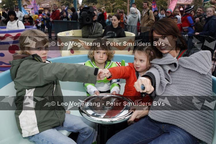 Parijs 31 maart 2007
Leontine Borsato met Luca Senna en Jada bij het 15 jarig bestaan van disneyland parijs.