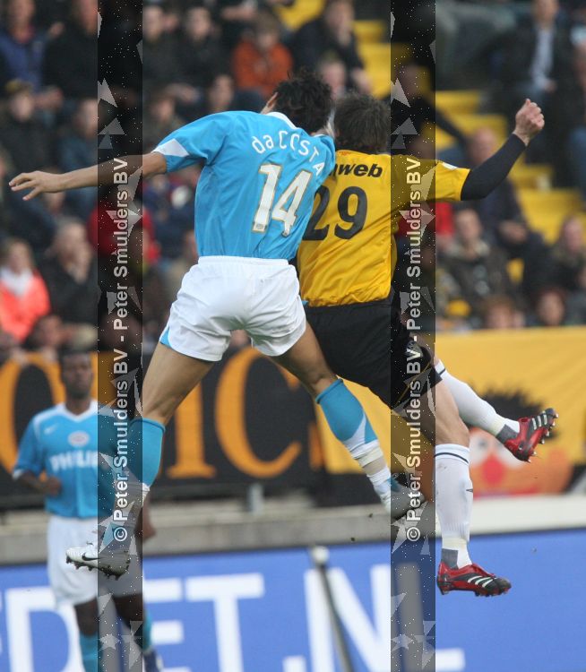 Breda, 31 Maart 2007 Kompetitiewedstrijd NAC-PSV, eindstand 1-1 Seizoen 2006/2007
Manuel Da Costa in een luchtduel met Glen Salmon