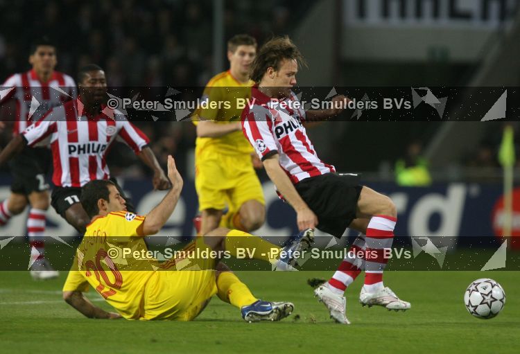 Eindhoven, 3 April 2007 1/4 Finale Champions League wedstrijd PSV-FC Liverpool, eindstand 0-3 Seizoen 2006/2007
Mika Vayrynen in duel met Javier Mascherano