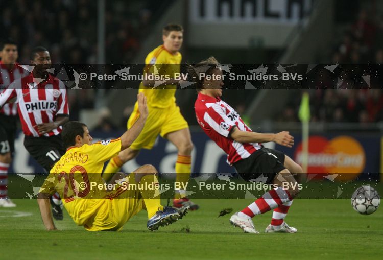 Eindhoven, 3 April 2007 1/4 Finale Champions League wedstrijd PSV-FC Liverpool, eindstand 0-3 Seizoen 2006/2007
Mika Vayrynen in duel met Javier Mascherano