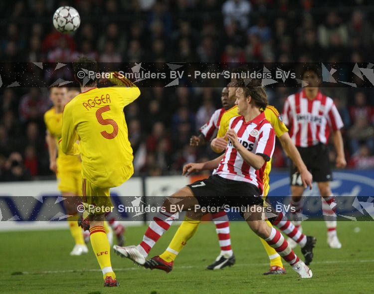 Eindhoven, 3 April 2007 1/4 Finale Champions League wedstrijd PSV-FC Liverpool, eindstand 0-3 Seizoen 2006/2007
Mika Vayrynen in duel met Daniel Agger