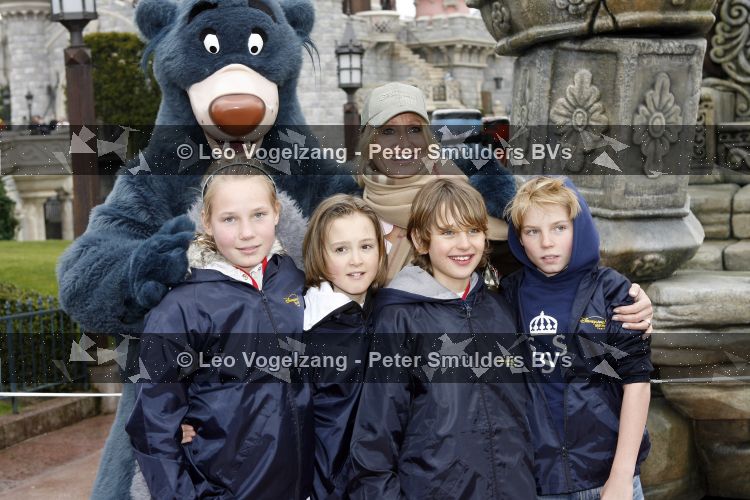 Parijs 31 maart 2007
Natasja Froger met Maxim en Didier bij het 15 jarig bestaan van disneyland parijs.