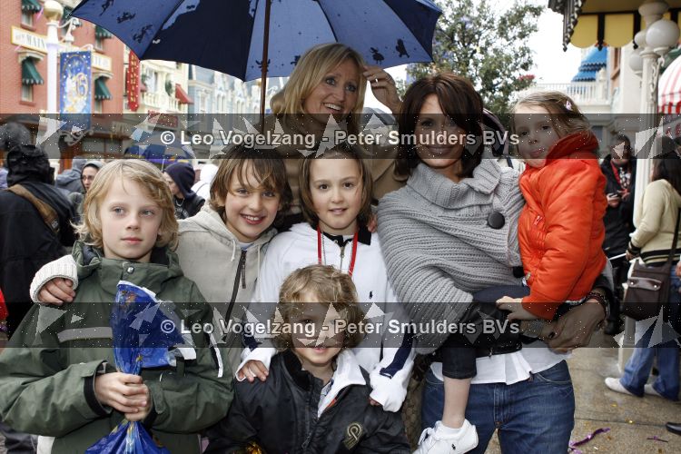 Parijs 31 maart 207
Natasja Froger met haar zoons Didier en Maxim bij 15 jarig bestaan van Disneyland Parijs. Leontine Borsato met Jada Senna en Luca